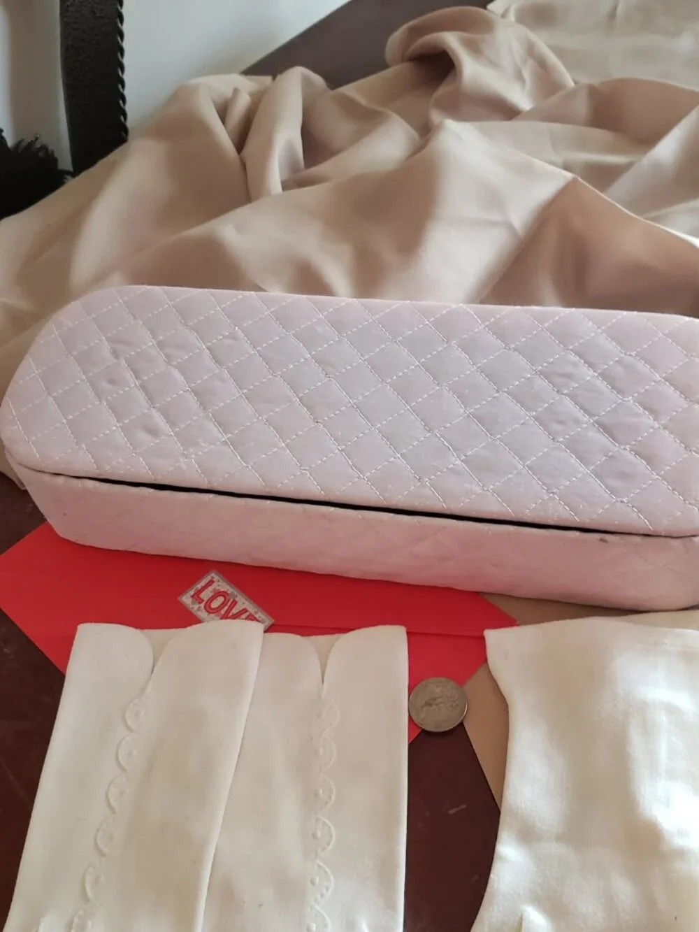 VINTAGE GLOVE BOX AND 2 PAIR OF WHITE VINTAGE VAN RAALTE AND FOWNES GLOVES
